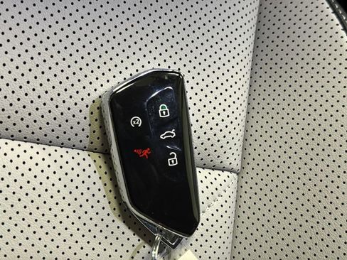 Used 2025 Volkswagen Tiguan SE image 33