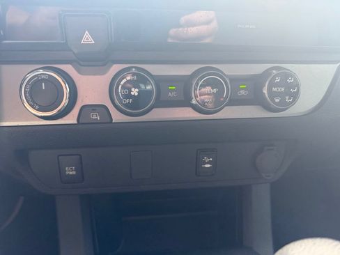 Used 2018 Toyota Tacoma SR AWD/4WD image 14