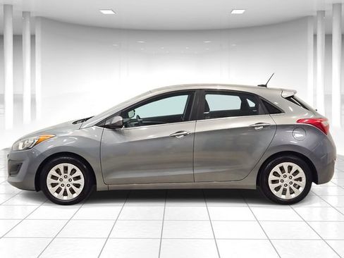 Used 2017 Hyundai Elantra GT image 2