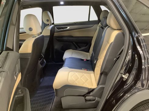 Used 2024 Volkswagen Atlas Cross Sport SE w/ Panoramic Sunroof Package FWD image 16