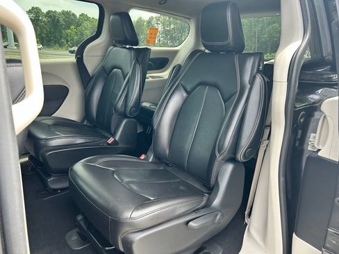 Used 2022 Chrysler Pacifica Touring-L w/ Uconnect Theater Family Group FWD image 16