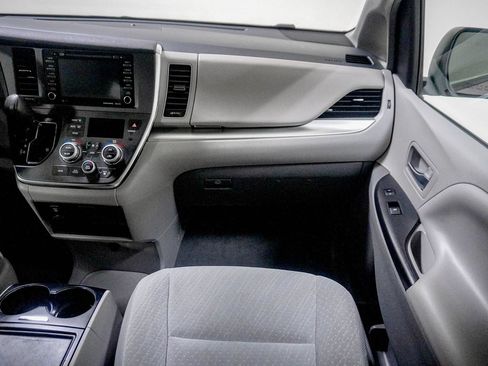 Used 2019 Toyota Sienna LE FWD image 30