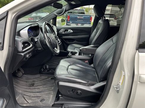 Used 2020 Chrysler Pacifica Touring-L w/ Advanced Safetytec Group FWD image 19