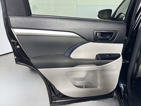Used 2018 Toyota Highlander LE image 25