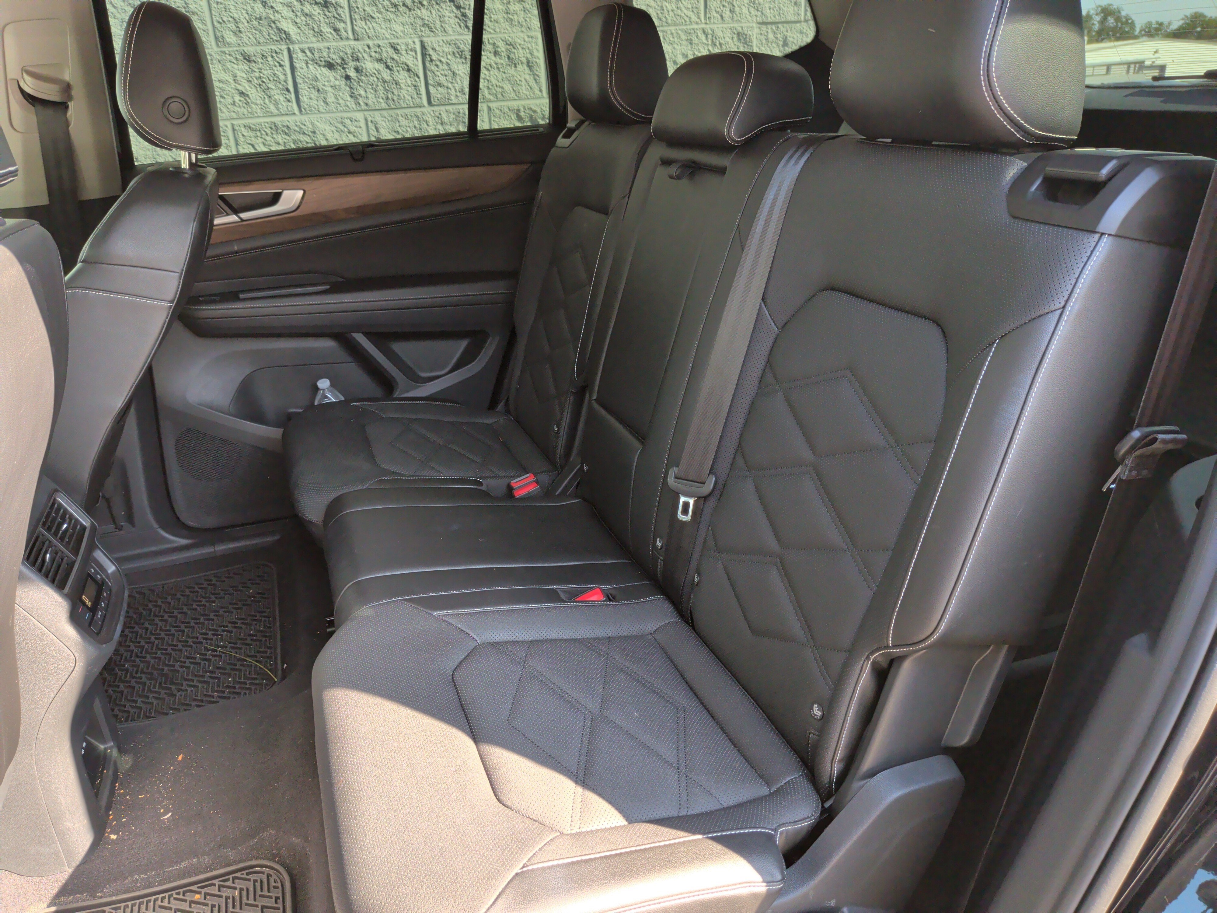 Used 2024 Volkswagen Atlas SE w/ Black Wheel Package FWD image 29
