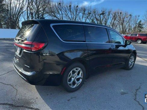 Used 2024 Chrysler Pacifica Limited image 10