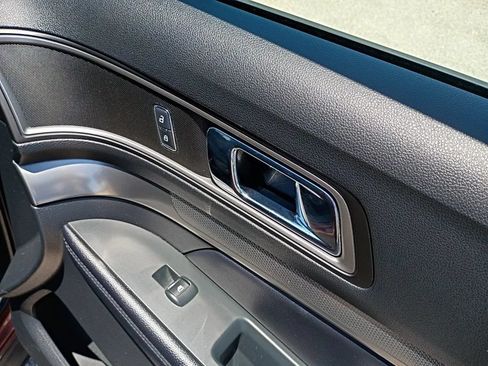 Used 2018 Ford Explorer XLT FWD image 21