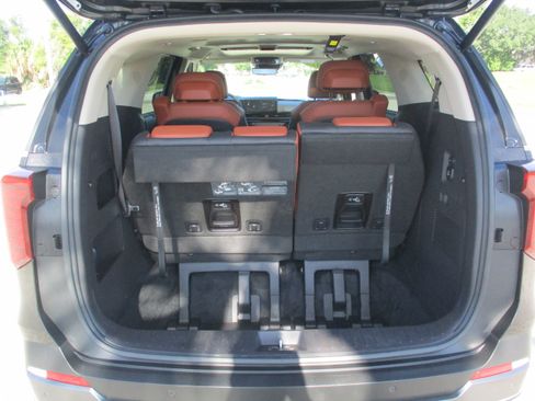 Used 2025 Kia Carnival SX Prestige FWD image 11