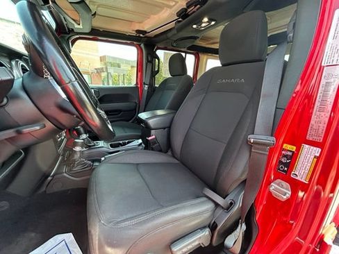 Used 2020 Jeep Wrangler Unlimited Sahara w/ Dual Top Group AWD/4WD image 27