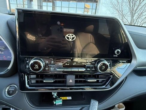 Used 2023 Toyota Highlander Limited image 10