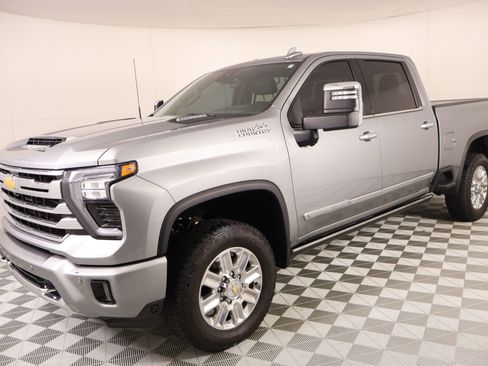 Used 2025 Chevrolet Silverado 2500 High Country w/ High Country Premium Package AWD/4WD image 10