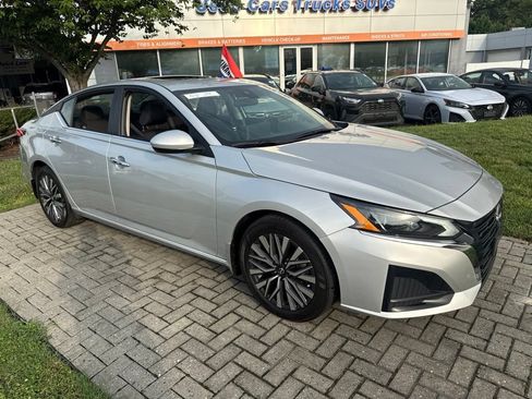 Used 2024 Nissan Altima 2.5 SV w/ SV Premium Package FWD image 8