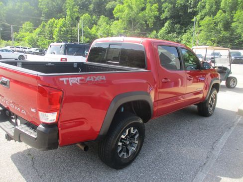 Used 2018 Toyota Tacoma TRD Off-Road AWD/4WD image 4