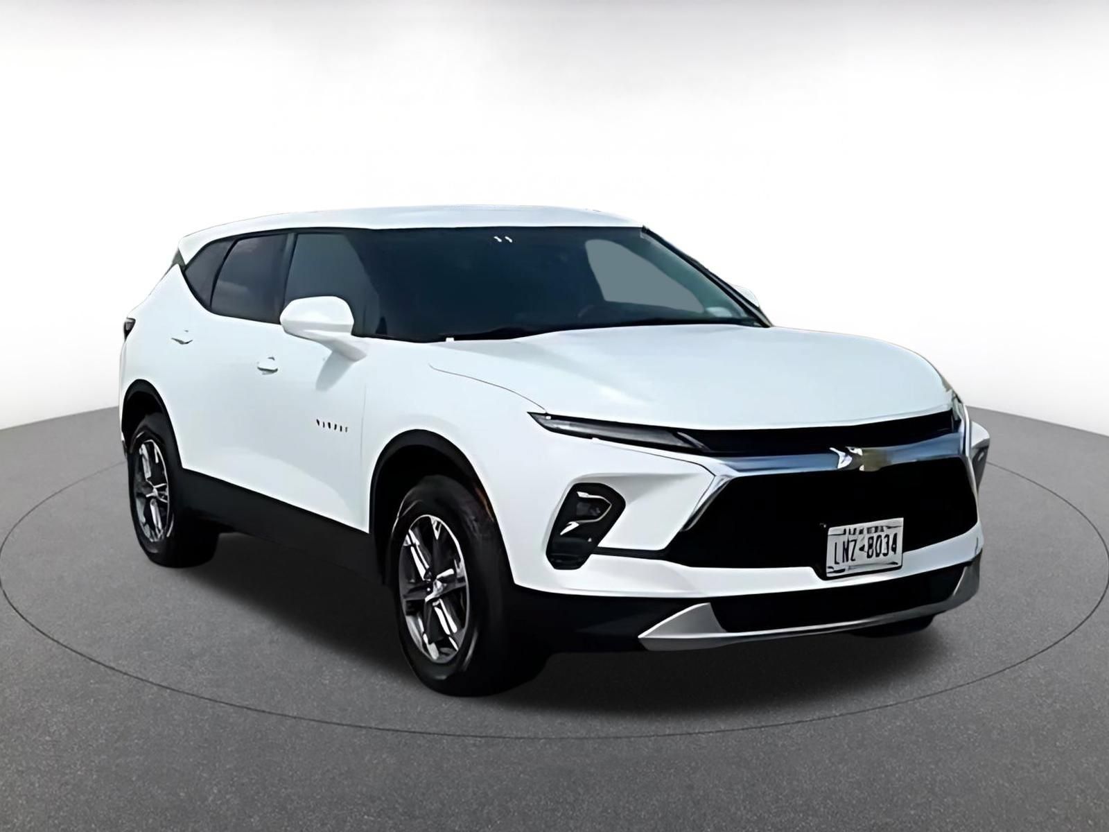 Used 2025 Chevrolet Blazer LT FWD image 2