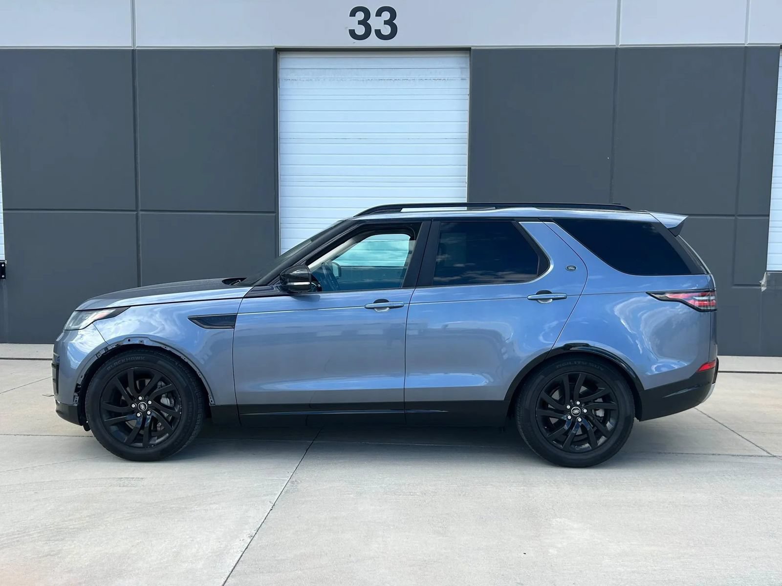 Used 2019 Land Rover Discovery HSE AWD/4WD image 2