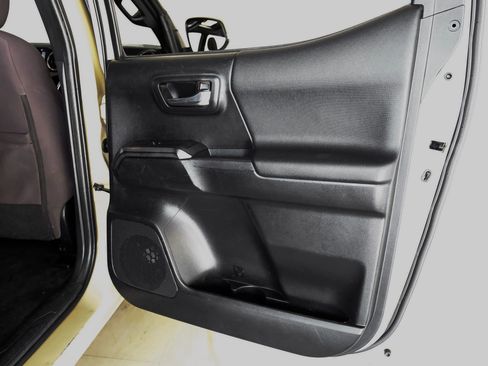 Used 2017 Toyota Tacoma TRD Off-Road image 39