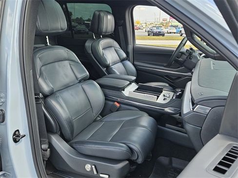 Used 2025 Lincoln Navigator L Reserve w/ Jet Appearance Package image 18