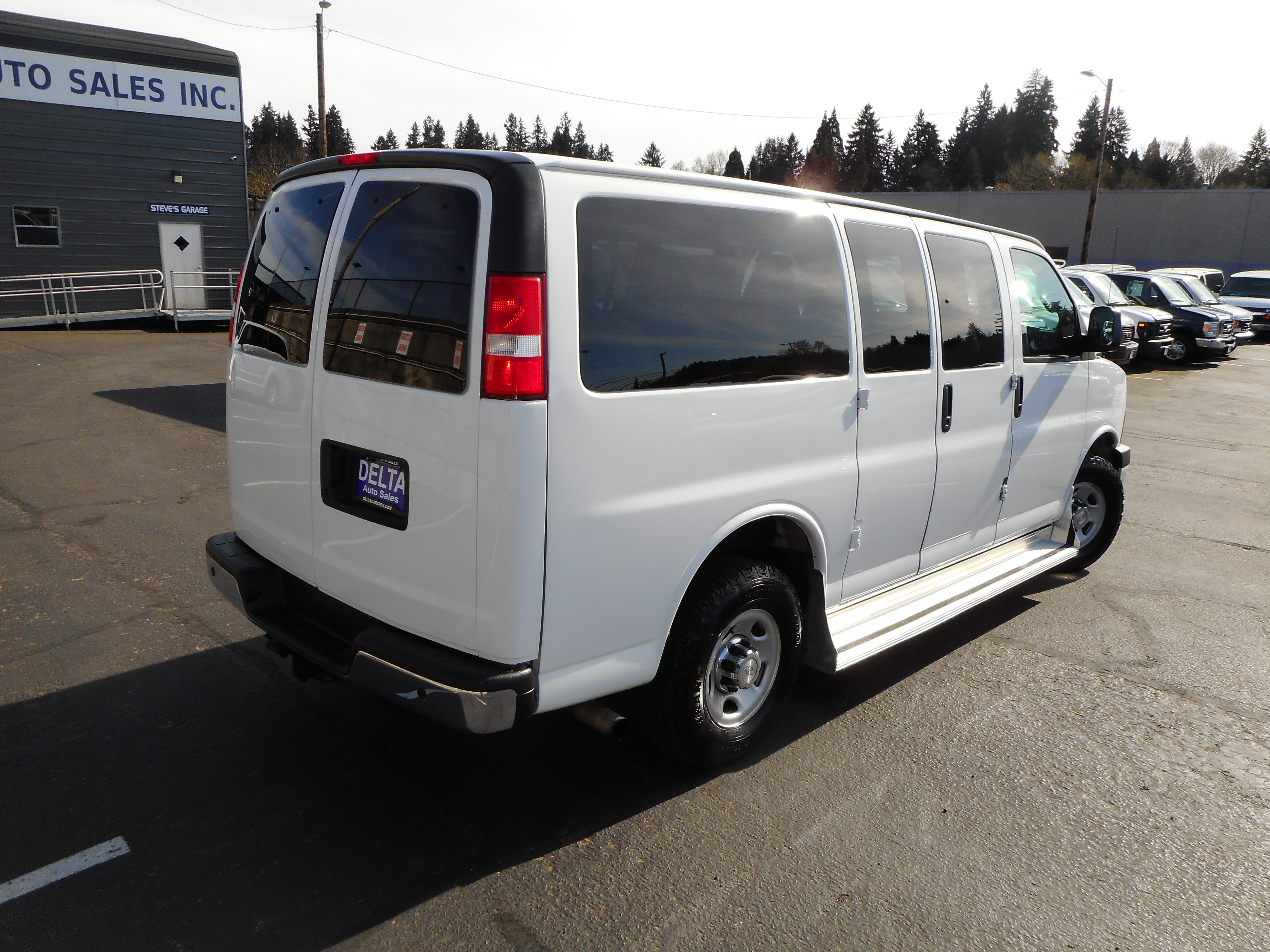 Used 2017 Chevrolet Express 3500 LT w/ LT Preferred Equipment Group RWD image 9