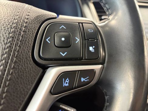 Used 2019 Toyota Highlander XLE AWD/4WD image 32