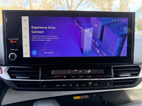 Used 2025 Toyota Sienna XLE image 18