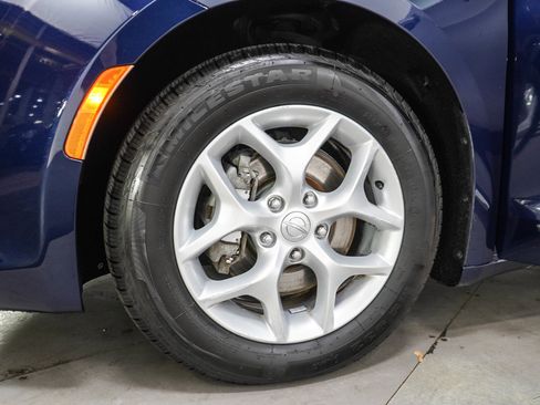 Used 2017 Chrysler Pacifica Touring-L FWD image 28
