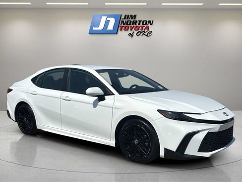 Used 2025 Toyota Camry SE FWD image 3