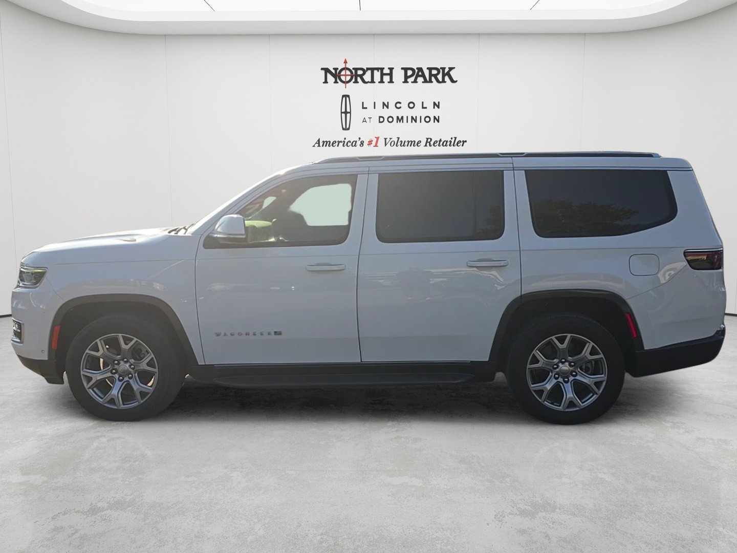 Used 2022 Jeep Wagoneer Series II AWD/4WD image 2
