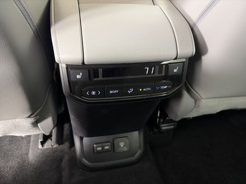 Used 2023 Toyota Highlander Platinum image 19