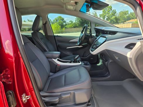 Used 2019 Chevrolet Bolt Premier w/ Infotainment Package FWD image 28