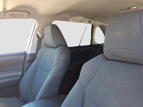 Used 2020 Toyota RAV4 LE image 18