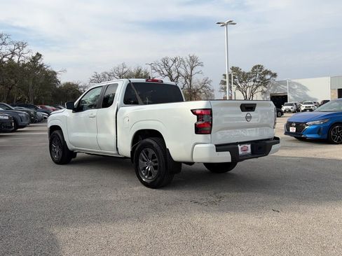 Used 2025 Nissan Frontier SV image 6