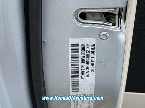 Used 2023 Chrysler Pacifica Touring-L FWD image 23