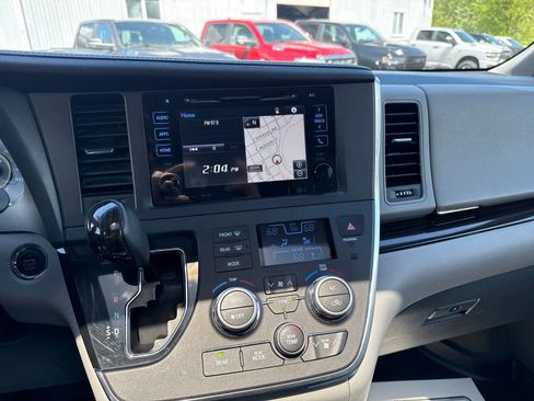 Used 2016 Toyota Sienna XLE w/ XLE Navigation Package AWD/4WD image 18