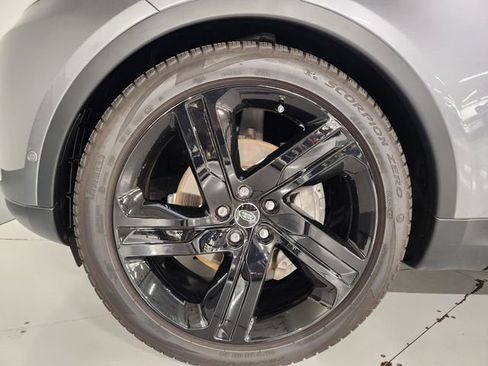 Used 2025 Land Rover Discovery S image 8