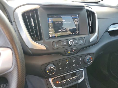 Used 2022 GMC Terrain SLE w/ LPO, Floor Liner Package image 28