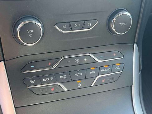 Used 2019 Ford Edge SEL w/ Equipment Group 201A AWD/4WD image 36