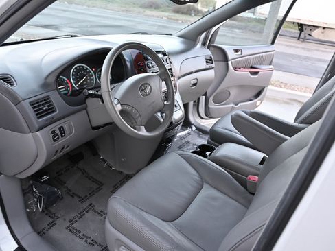 Used 2005 Toyota Sienna XLE image 10