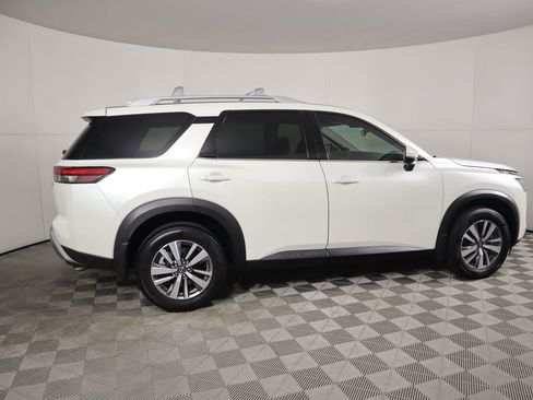 Used 2024 Nissan Pathfinder SL w/ Black Appearance Package image 4