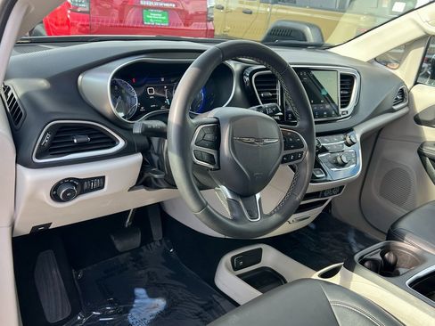 Certified 2024 Chrysler Pacifica Touring-L image 25