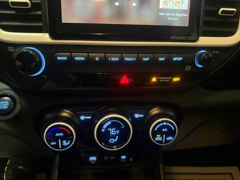 Used 2024 Hyundai Venue Limited image 34