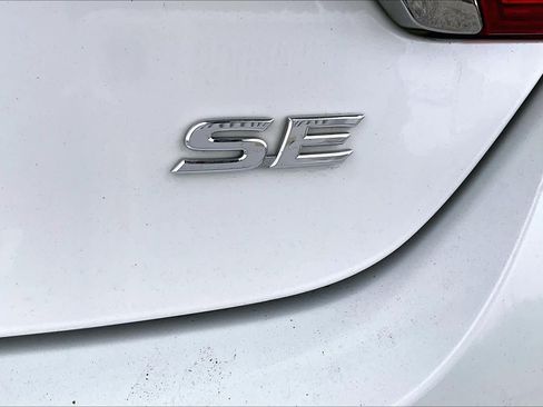 Used 2017 Toyota Camry SE image 9
