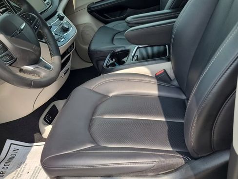 Used 2024 Chrysler Pacifica Touring-L FWD image 4