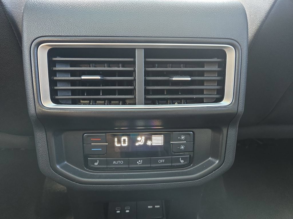 Used 2025 Volkswagen Atlas SEL AWD/4WD image 18
