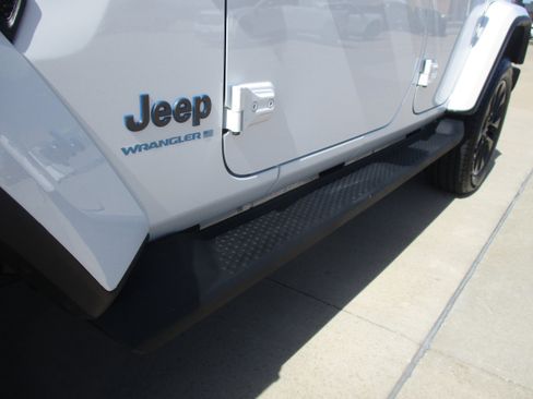 Used 2025 Jeep Wrangler Unlimited Sahara AWD/4WD image 12