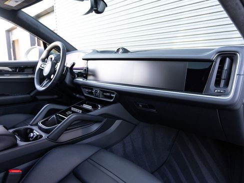 Certified 2026 Porsche Cayenne Turbo AWD/4WD image 36