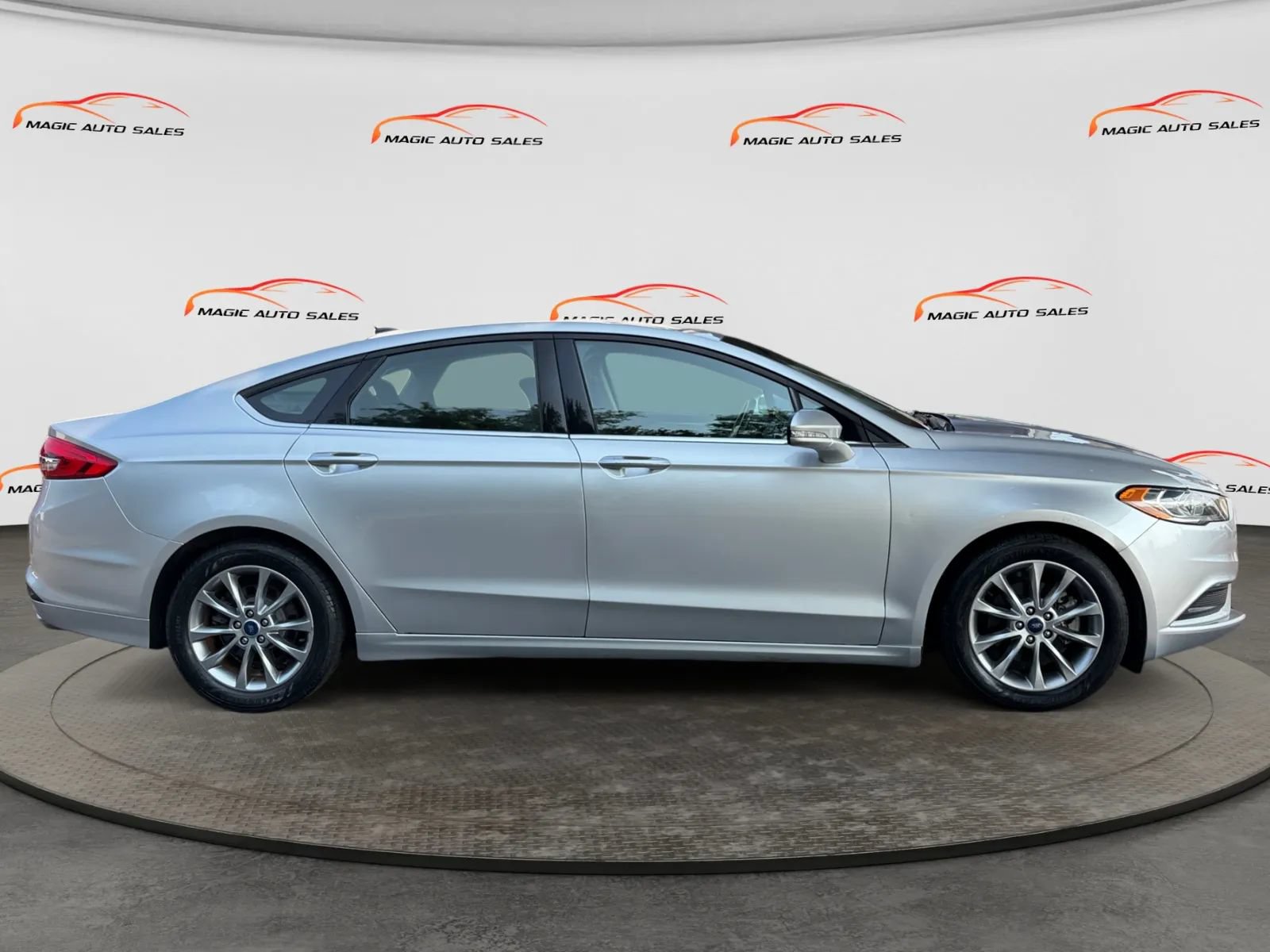 Used 2017 Ford Fusion SE FWD image 6