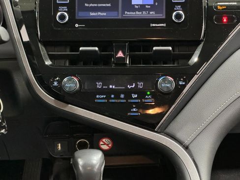 Used 2024 Toyota Camry SE image 14