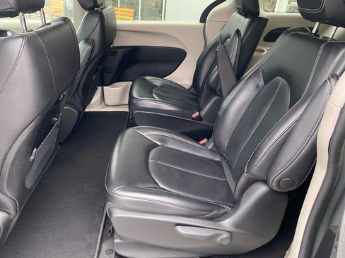 Used 2022 Chrysler Pacifica Touring-L image 22