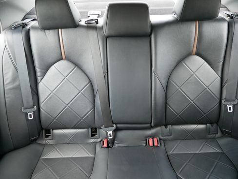 Used 2018 Toyota Camry XLE FWD image 13