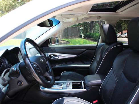 Used 2018 INFINITI Q70 L 3.7 RWD image 10